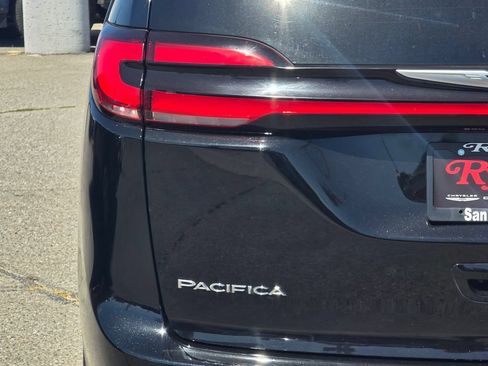 Certified 2024 Chrysler Pacifica Touring-L FWD image 8