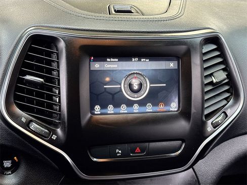 Used 2020 Jeep Cherokee Latitude Plus image 22