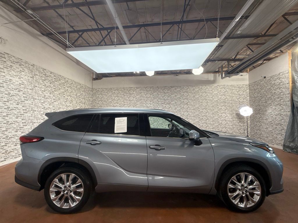 Used 2023 Toyota Highlander Limited FWD image 8