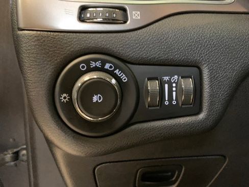 Used 2019 Jeep Cherokee Latitude Plus AWD/4WD image 20