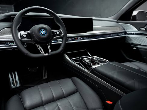 Used 2023 BMW i7 xDrive60 image 2