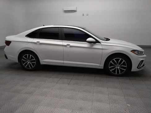 Used 2025 Volkswagen Jetta SE FWD image 11