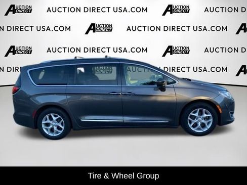 Used 2018 Chrysler Pacifica Touring-L Plus w/ Tire & Wheel Group image 5