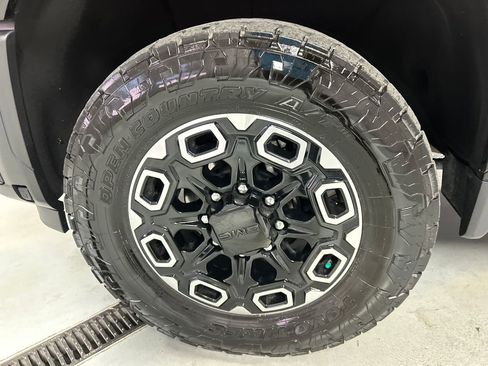 Used 2025 GMC Sierra 3500 Denali Ultimate image 9