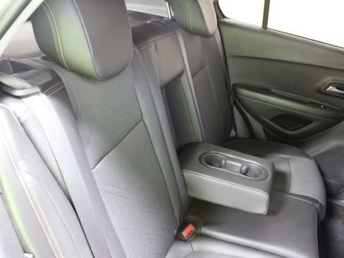 Used 2022 Chevrolet Trax LT w/ LT Convenience Package AWD/4WD image 9