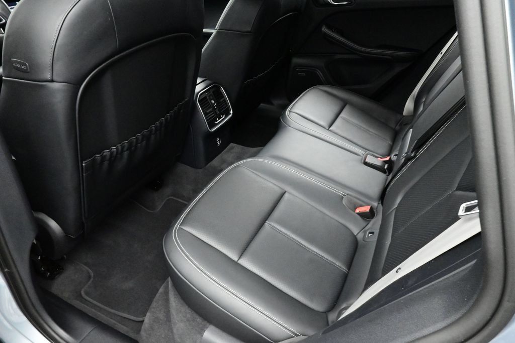 Certified 2025 Porsche Macan AWD/4WD image 15
