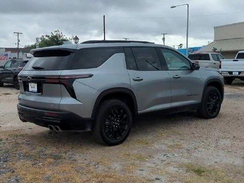 Used 2025 Chevrolet Traverse LT w/ Midnight/Sport Edition image 8