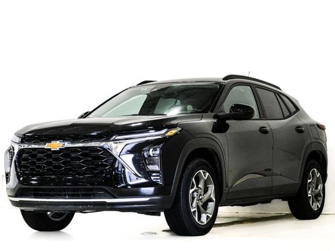 Used 2025 Chevrolet Trax LT FWD image 3