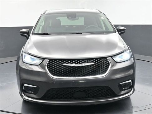 Used 2023 Chrysler Pacifica Touring-L image 34