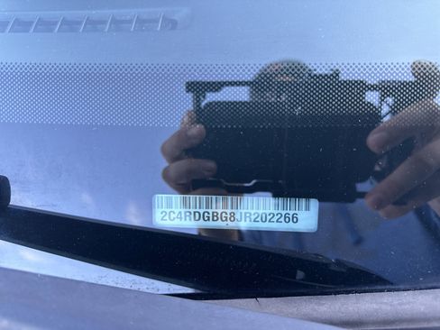 Used 2018 Dodge Grand Caravan SE image 32