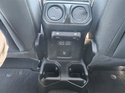 Used 2022 Jeep Wrangler Unlimited Sahara image 23