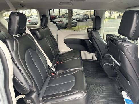 Used 2024 Chrysler Pacifica Touring-L w/ Uconnect Theater Family Group image 20
