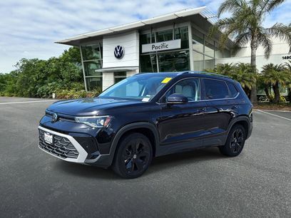 Used 2025 Volkswagen Taos SE w/ Panoramic Sunroof Package