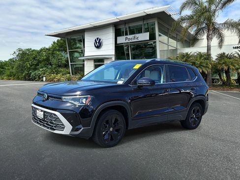 Used 2025 Volkswagen Taos SE w/ Panoramic Sunroof Package image 1