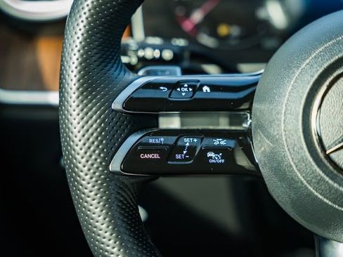 Used 2025 Mercedes-Benz GLC 350e 4MATIC image 30