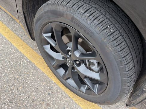 Used 2025 Chrysler Pacifica Limited AWD/4WD image 9