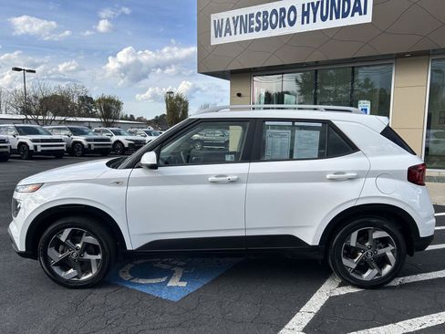 Used 2024 Hyundai Venue SEL FWD image 2