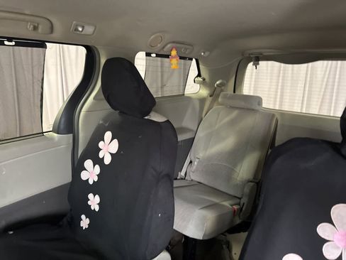 Used 2017 Toyota Sienna LE image 16