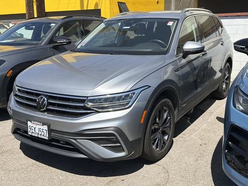 Used 2022 Volkswagen Tiguan SE FWD image 1