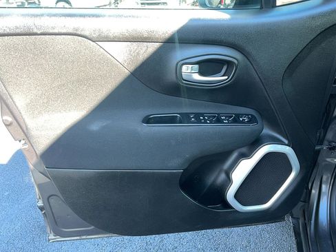 Used 2018 Jeep Renegade Latitude w/ UConnect 8.4 Nav Group image 13