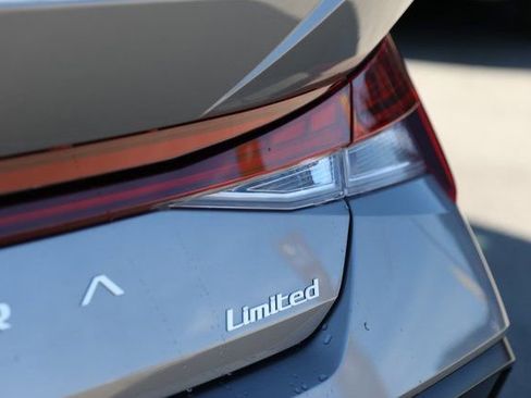 Used 2025 Hyundai Elantra Limited FWD image 40