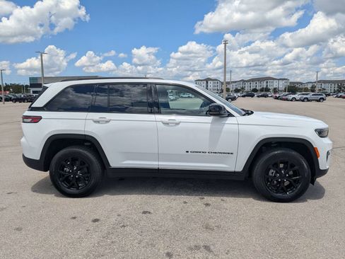 Used 2025 Jeep Grand Cherokee Altitude AWD/4WD image 4