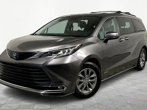 Used 2021 Toyota Sienna XLE image 2