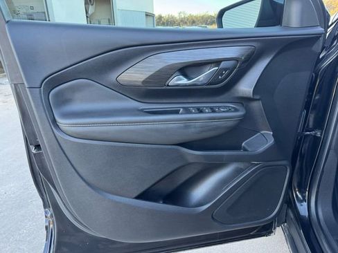 Used 2022 GMC Terrain SLE w/ Driver Convenience Package image 4