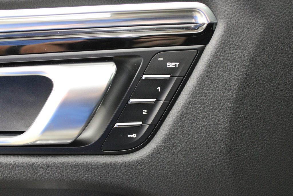 Certified 2025 Porsche Macan AWD/4WD image 24