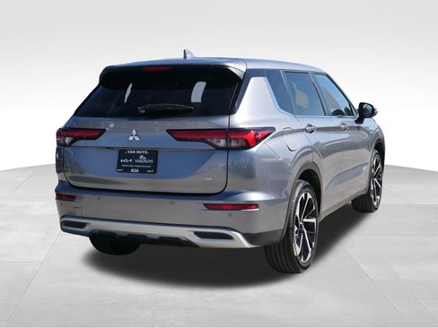 Used 2024 Mitsubishi Outlander SE AWD/4WD image 3