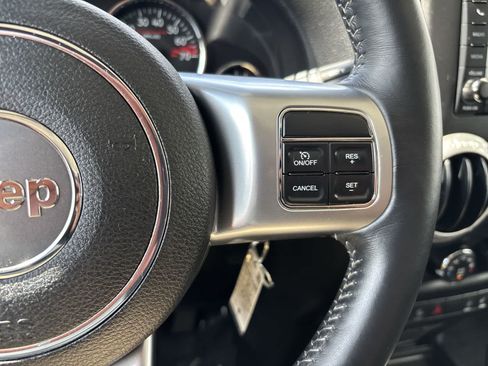 Used 2016 Jeep Wrangler Unlimited Rubicon AWD/4WD image 12