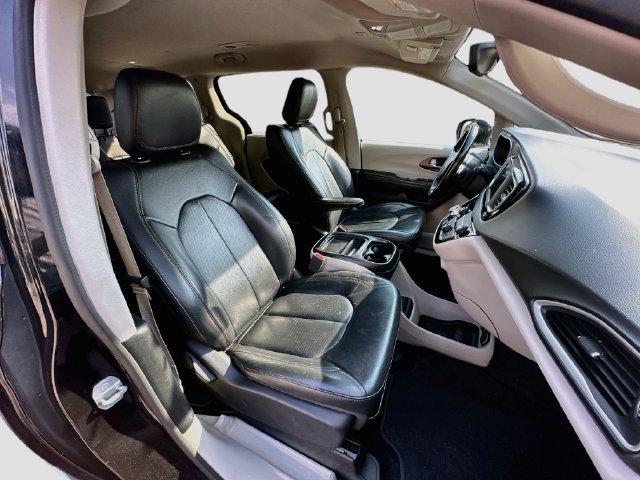 Used 2018 Chrysler Pacifica Touring-L w/ Tire & Wheel Group FWD image 29