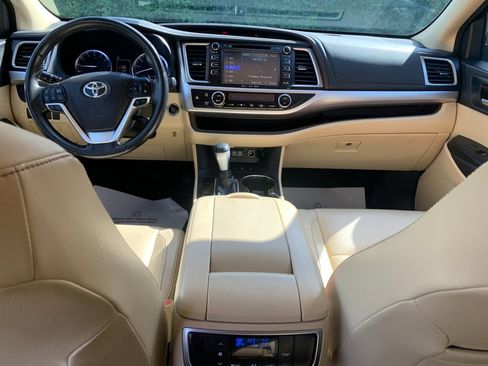 Used 2017 Toyota Highlander XLE AWD/4WD image 16