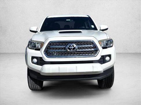 Used 2017 Toyota Tacoma TRD Sport image 2