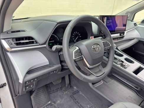 Used 2026 Toyota Sienna XLE FWD image 14