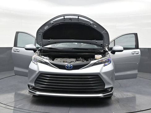 Used 2025 Toyota Sienna XLE image 33