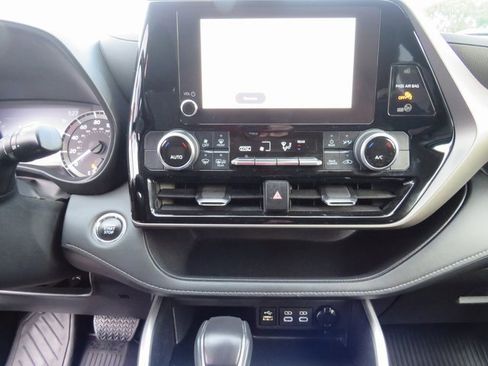 Certified 2023 Toyota Highlander L image 27
