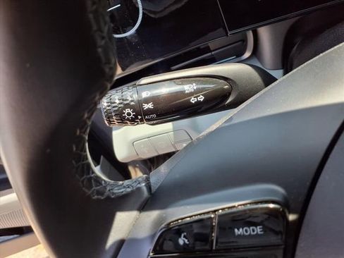 Used 2025 Hyundai Elantra Limited image 10