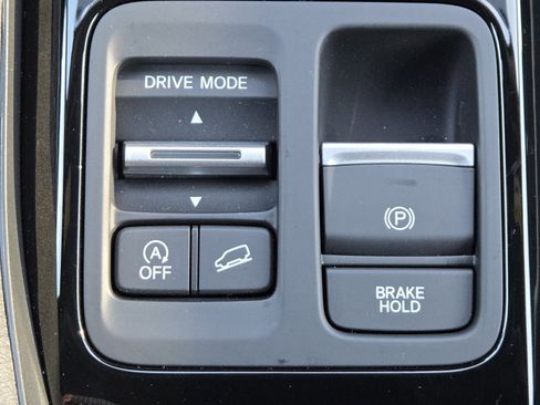 Used 2025 Honda Pilot Sport image 6