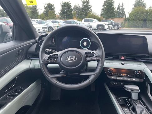 Used 2025 Hyundai Elantra Limited image 28