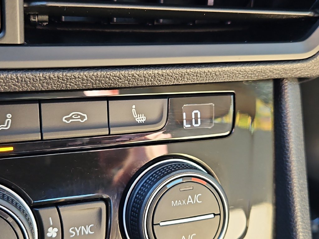 Used 2019 Volkswagen Jetta SE w/ Cold Weather Package FWD image 19