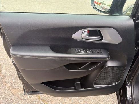 Used 2019 Chrysler Pacifica Touring-L Plus w/ Advanced Safetytec Group FWD image 11