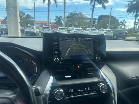 Used 2021 Toyota Venza LE image 3