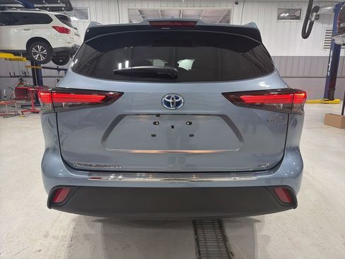 Used 2024 Toyota Highlander XLE AWD/4WD image 9