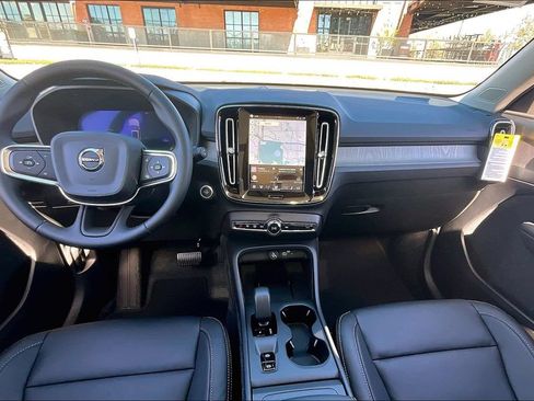 Used 2026 Volvo XC40 B4 Core FWD image 9