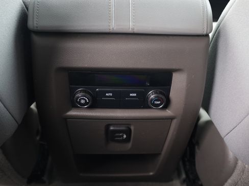 Used 2021 Chevrolet Traverse LT FWD image 23