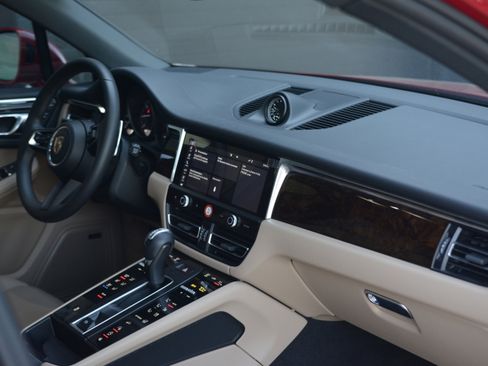Certified 2026 Porsche Macan AWD/4WD image 28