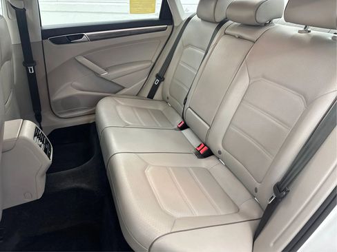 Used 2018 Volkswagen Passat 2.0T SE w/ SE Lighting Package image 14