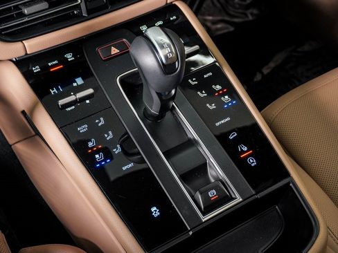 Certified 2025 Porsche Macan image 24