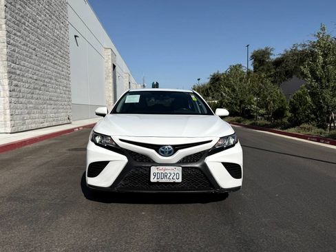 Used 2020 Toyota Camry SE w/ Carpet Mat Package FWD image 2